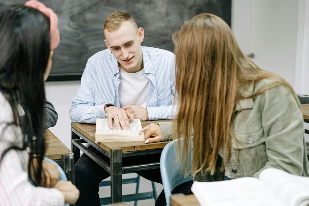Grupo de estudiantes participando en una sesión de estudio colaborativo dentro de un aula.