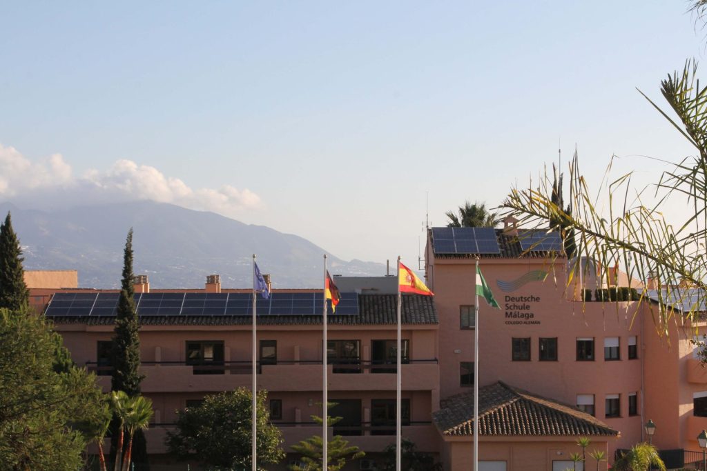 Escuela con montañas de fondo